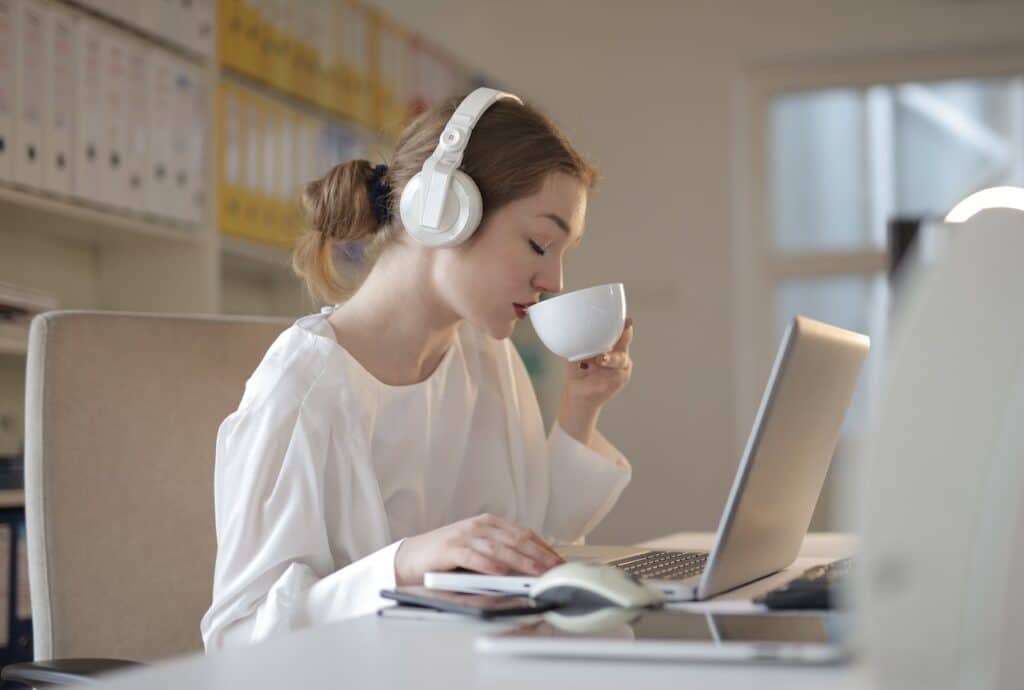 ragazza lavora in smart working