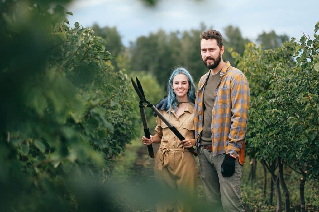 coppia di agricoltori in un campo