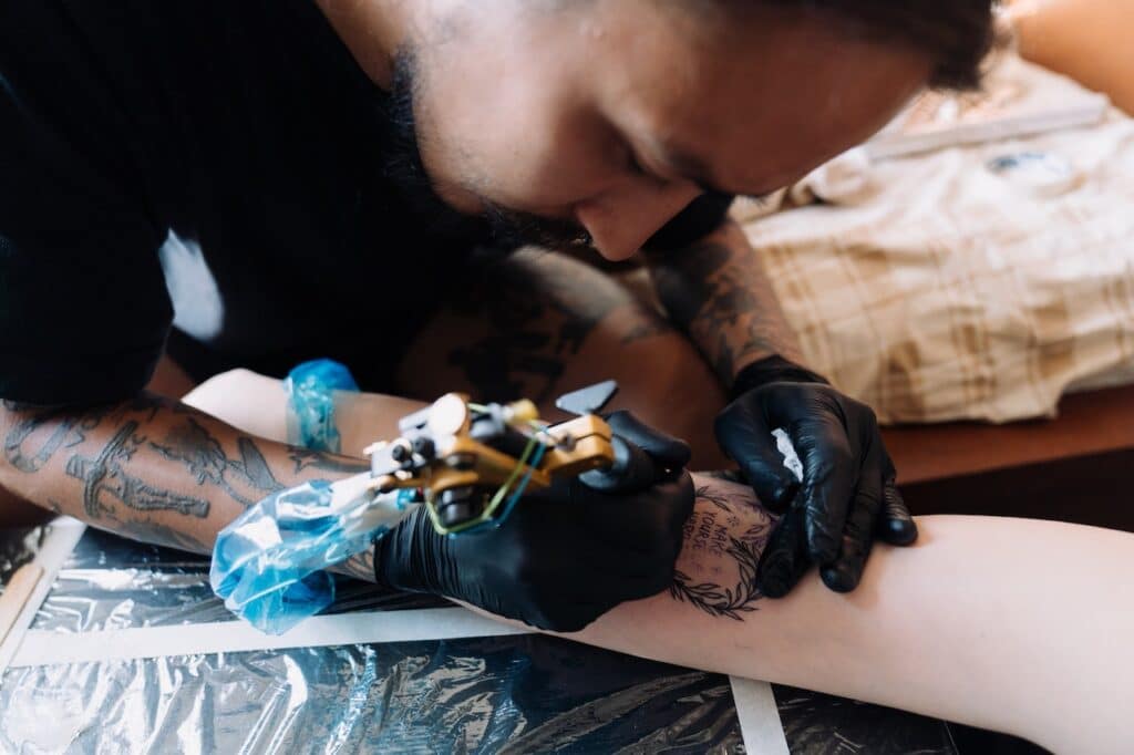 tatuatore a lavoro