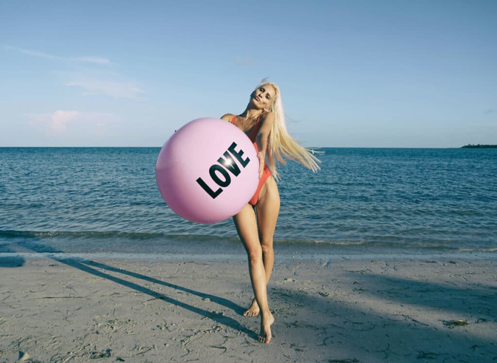 modella al mare con pallone