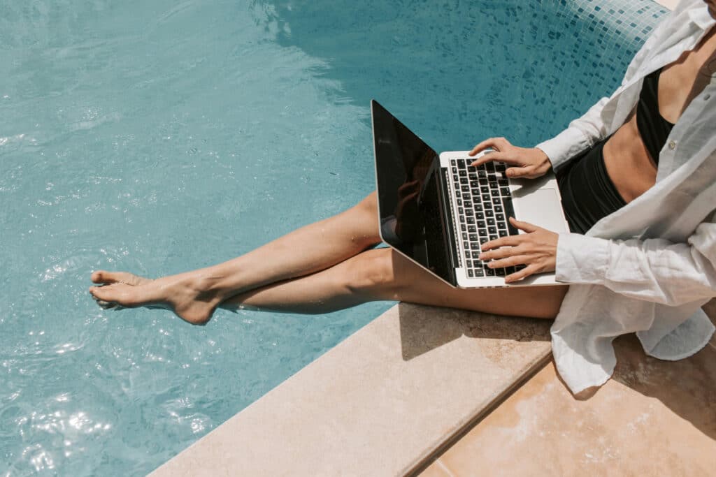 lavorare bordo piscina con il laptop